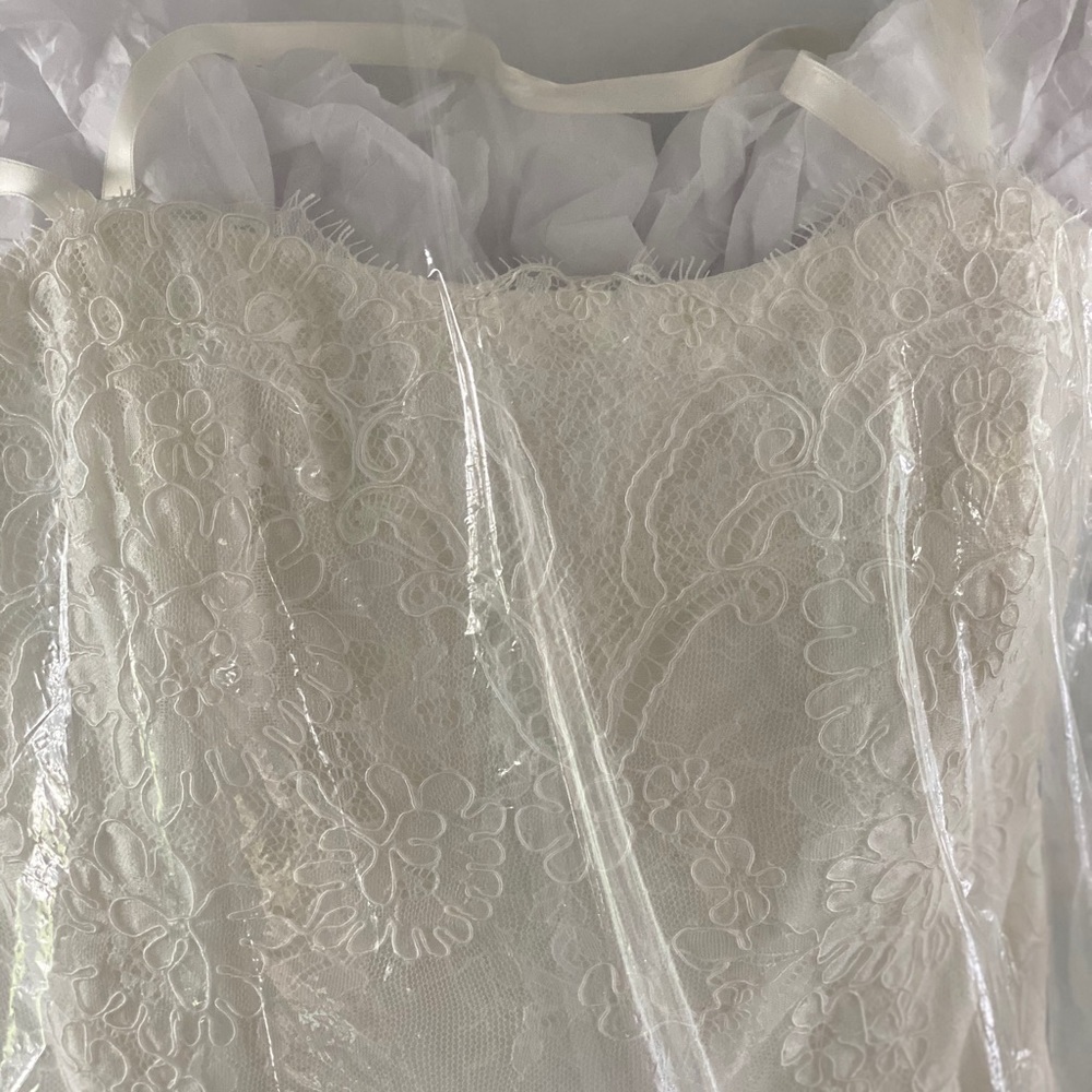 Monique Lhuiller Wedding Gown - Picture 5 of 10